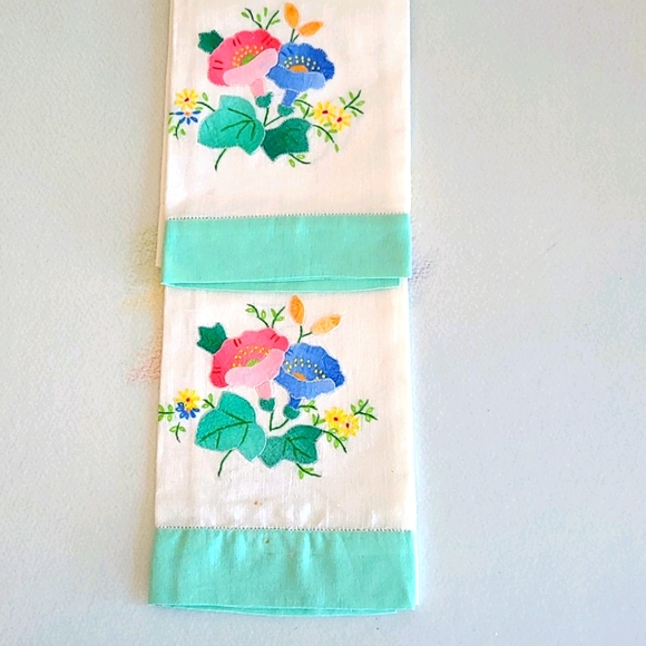 Two Vintage Guest Towells 8 - Picture 2 of 5